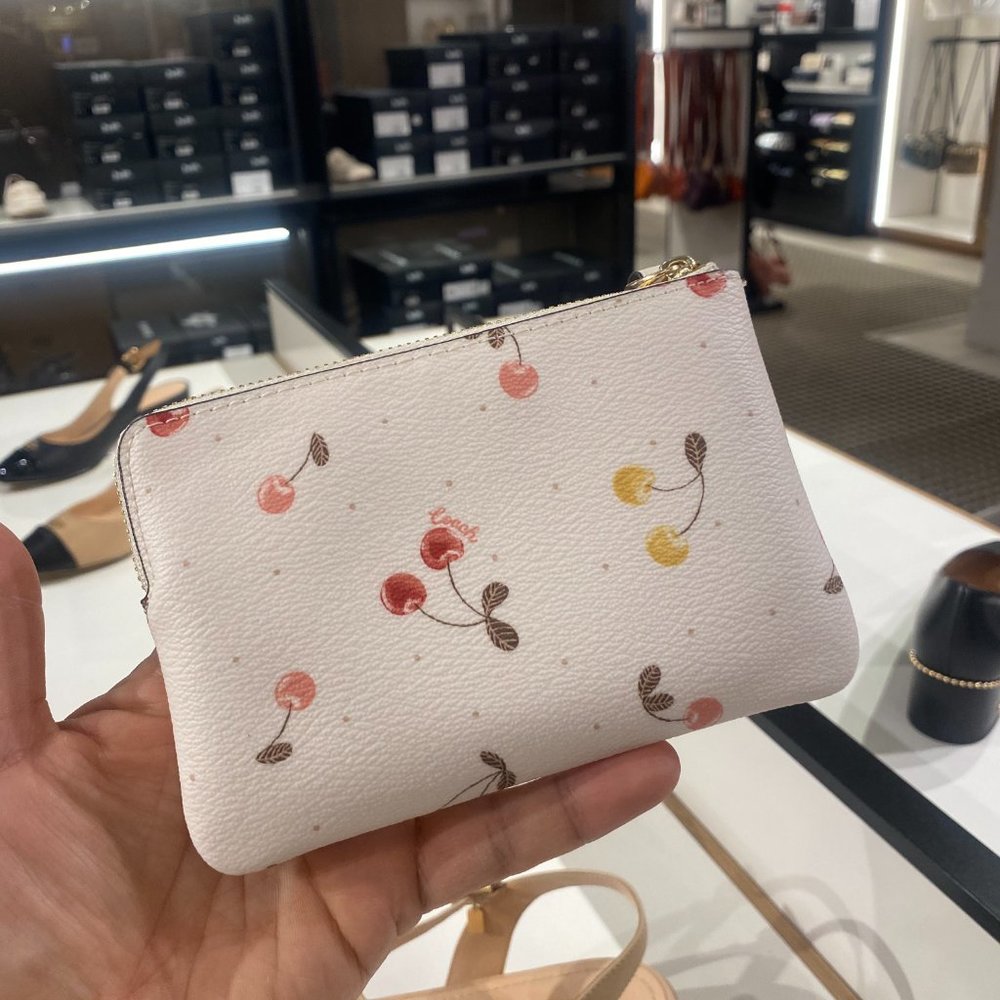 CORNER ZIP WRISTLET WITH PAINTED CHERRY PRINT - Picture 6 of 7